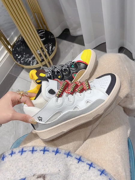 Värviliste lipsudega ja lameda tallaga naiste tossud