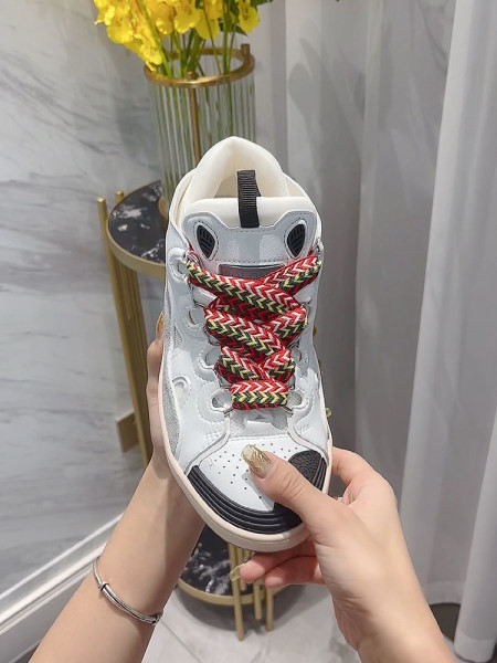 Värviliste lipsudega ja lameda tallaga naiste tossud