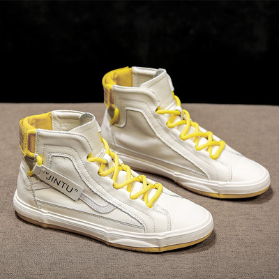 Νέο μοντέλο ψηλά αθλητικά παπούτσια με επίπεδη σόλα σε λευκό χρώμα