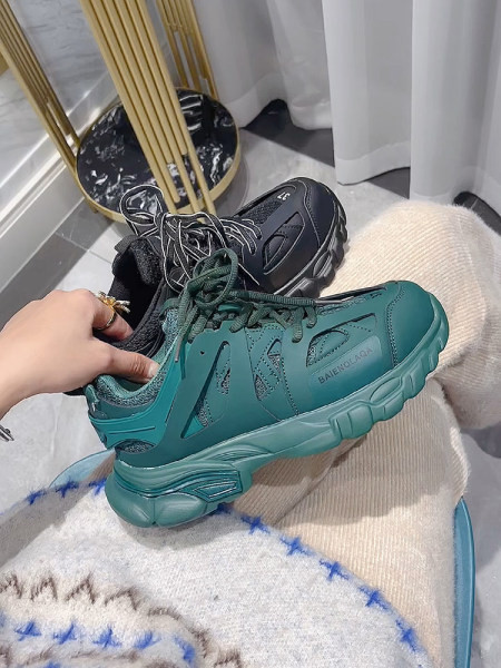 Αναπνεύσιμα γυναικεία αθλητικά παπούτσια με τραχιά σόλα και πλέγμα