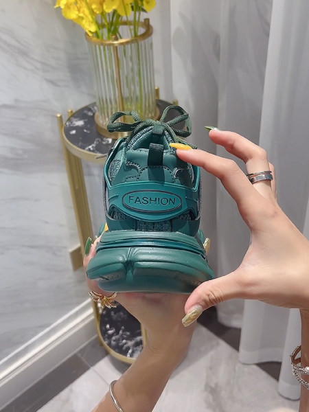 Αναπνεύσιμα γυναικεία αθλητικά παπούτσια με τραχιά σόλα και πλέγμα