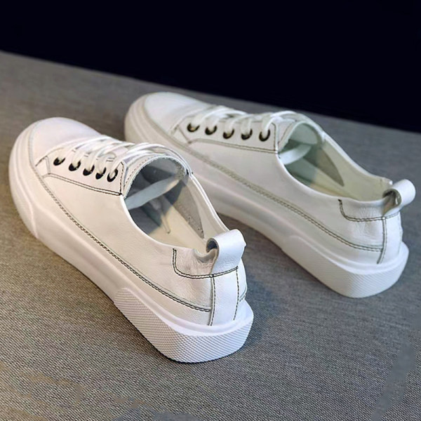 Novi model ženskih tenisica sa ravnim đonom i vezicama u bijeloj i bež boji od eko kože