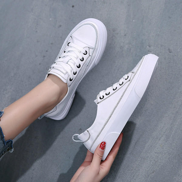 Novi model ženskih tenisica sa ravnim đonom i vezicama u bijeloj i bež boji od eko kože