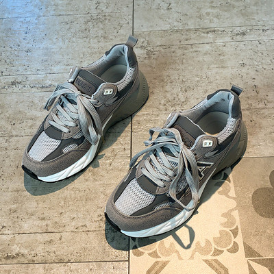 Γυναικεία αθλητικά παπούτσια με κορδόνια και επίπεδη σόλα