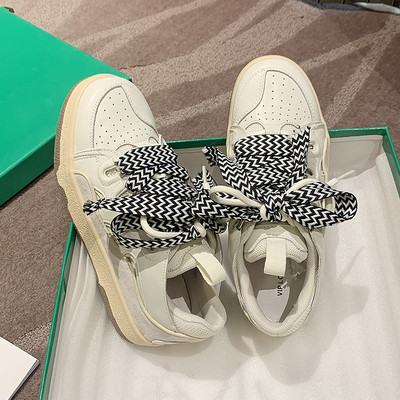 Naiste värviliste lipsudega tossud