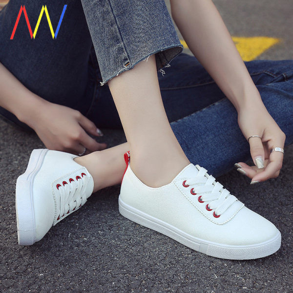 Γυναικεία αθλητικά παπούτσια κλασικό  μοντέλο σε λευκό χρώμα