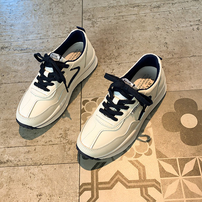 Γυναικεία αθλητικά παπούτσια με επίπεδη σόλα