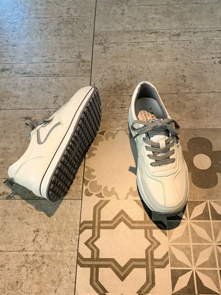 Γυναικεία αθλητικά παπούτσια με επίπεδη σόλα