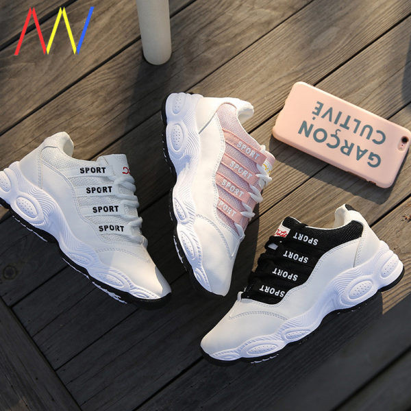 Σύγχρονα γυναικεία αθλητικά παπούτσια με τραχιά σόλα