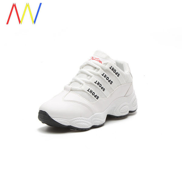 Σύγχρονα γυναικεία αθλητικά παπούτσια με τραχιά σόλα