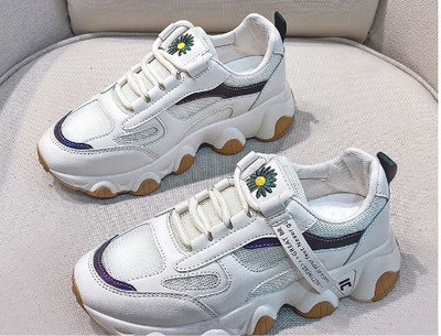 Casual γυναικεία αθλητικά παπούτσια με τραχιά σόλα και κέντημα μαργαρίτας