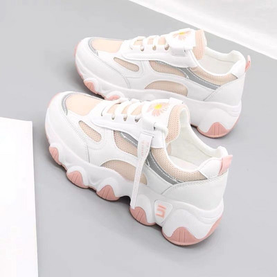 Casual γυναικεία αθλητικά παπούτσια με τραχιά σόλα και κέντημα μαργαρίτας