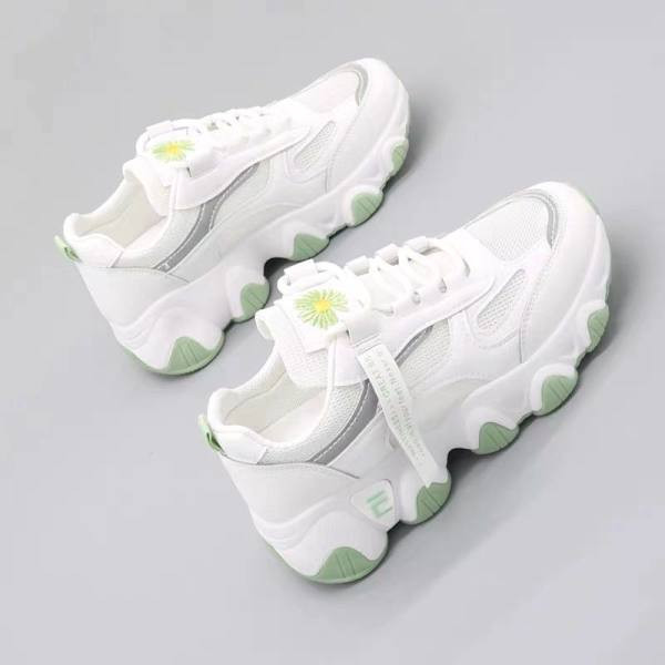 Casual γυναικεία αθλητικά παπούτσια με τραχιά σόλα και κέντημα μαργαρίτας