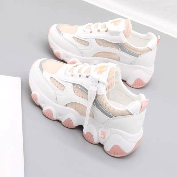 Casual γυναικεία αθλητικά παπούτσια με τραχιά σόλα και κέντημα μαργαρίτας