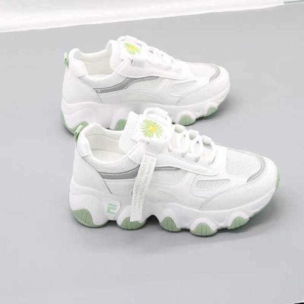 Casual γυναικεία αθλητικά παπούτσια με τραχιά σόλα και κέντημα μαργαρίτας
