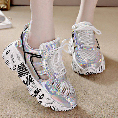 Νέο μοντέλο γυναικεία αθλητικά παπούτια με τραχιά σόλα σε λευκό και γκρι χρώμα