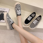 Καθημερινά πάνινα παπούτσια με επίπεδη σόλα και κορδόνια