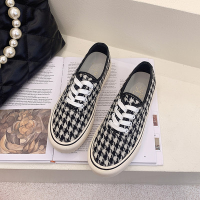 Καθημερινά πάνινα παπούτσια με επίπεδη σόλα και κορδόνια