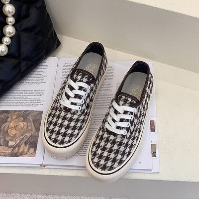 Καθημερινά πάνινα παπούτσια με επίπεδη σόλα και κορδόνια