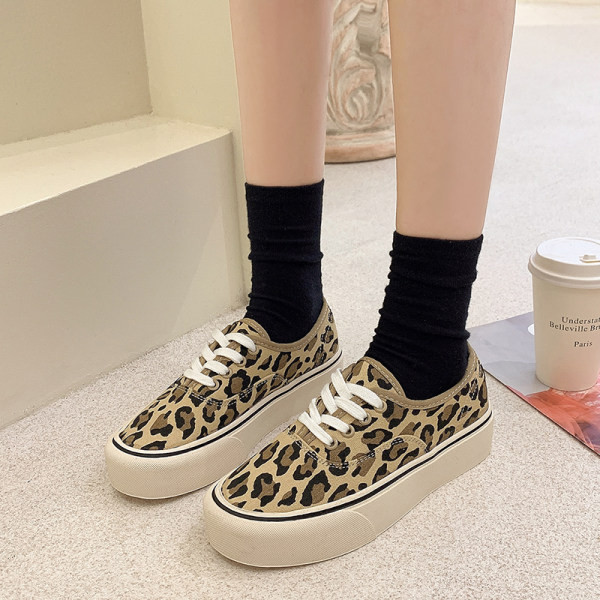 Καθημερινά πάνινα παπούτσια με επίπεδη σόλα και κορδόνια