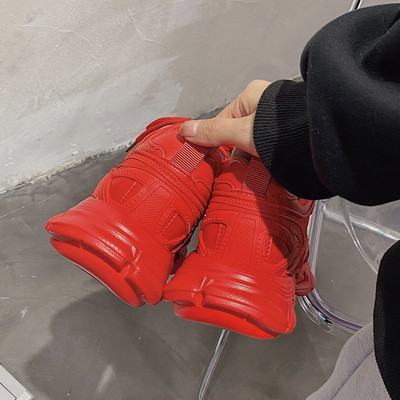 Võrgusilma ja kareda tallaga naiste tossud