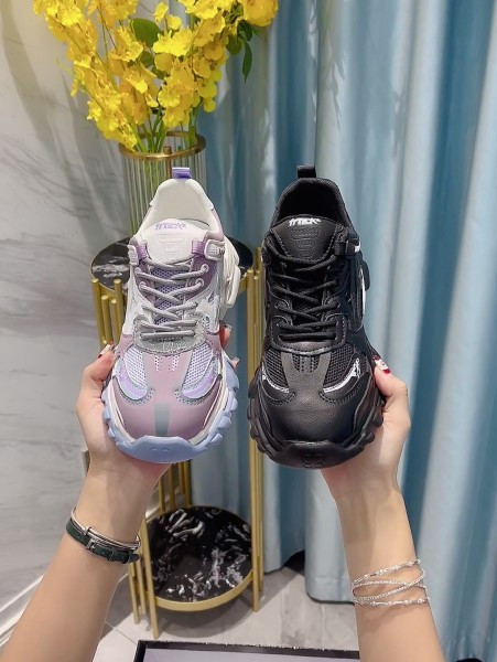 Võrgusilma ja kareda tallaga naiste tossud