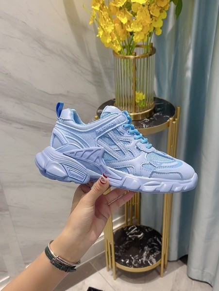 Võrgusilma ja kareda tallaga naiste tossud