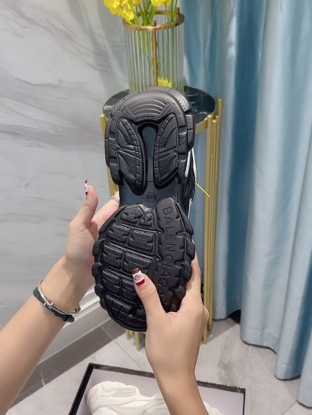 Võrgusilma ja kareda tallaga naiste tossud