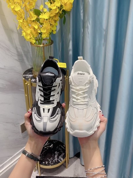 Võrgusilma ja kareda tallaga naiste tossud