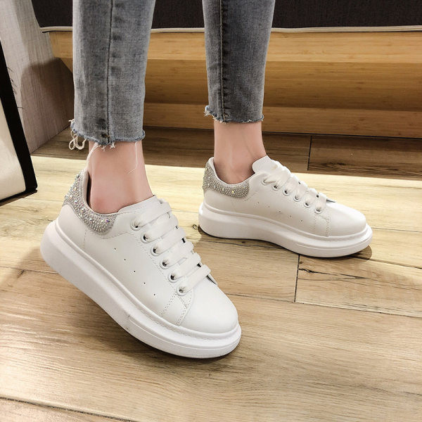 Casual γυναικεία αθλητικά παπούτσια σε λευκό χρώμα με κέντημα