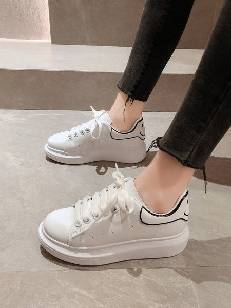 Ženske ležerne tenisice bijele boje s aplikacijom