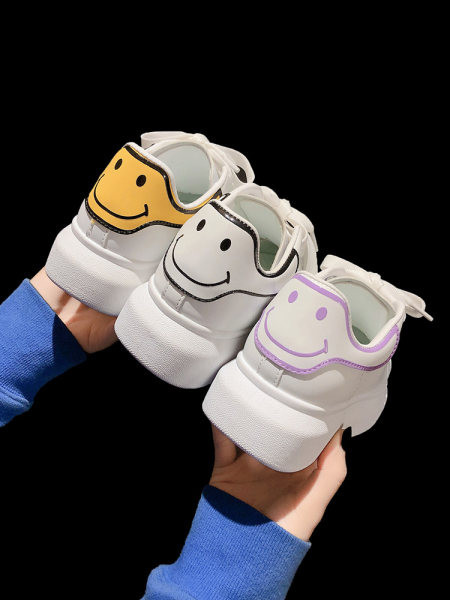 Ženske ležerne tenisice bijele boje s aplikacijom