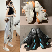 Γυναικεία αθλητικά παπούτσια σε λευκό και μαύρο χρώμα με τραχιά σόλα