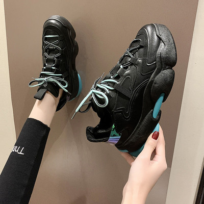 Γυναικεία αθλητικά παπούτσια σε λευκό και μαύρο χρώμα με τραχιά σόλα