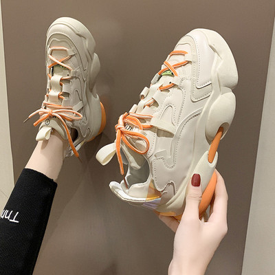 Γυναικεία αθλητικά παπούτσια σε λευκό και μαύρο χρώμα με τραχιά σόλα