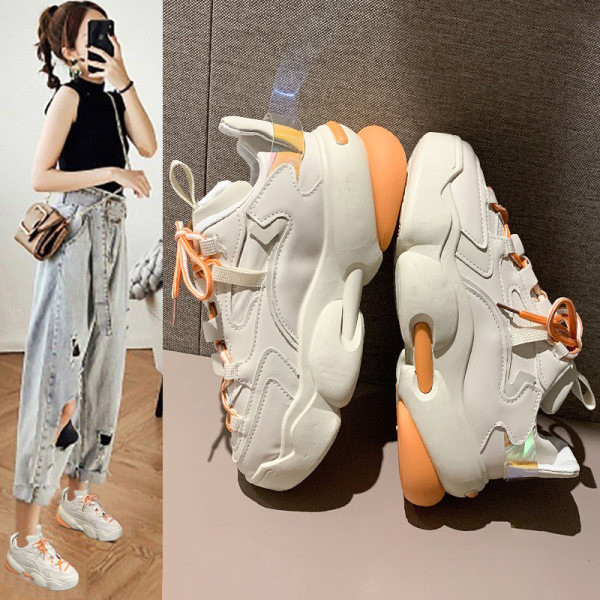 Γυναικεία αθλητικά παπούτσια σε λευκό και μαύρο χρώμα με τραχιά σόλα