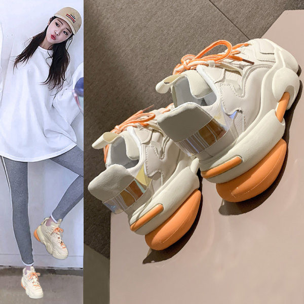 Γυναικεία αθλητικά παπούτσια σε λευκό και μαύρο χρώμα με τραχιά σόλα