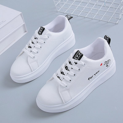 Νέο μοντέλο γυναικεία αθλητικά παπούτσια με επιγραφή και επίπεδη σόλα σε λευκό χρώμα