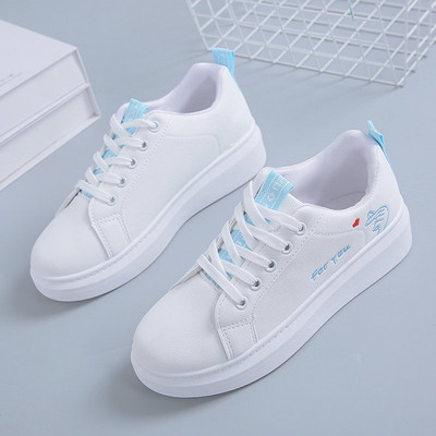 Νέο μοντέλο γυναικεία αθλητικά παπούτσια με επιγραφή και επίπεδη σόλα σε λευκό χρώμα