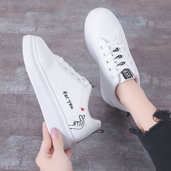 Νέο μοντέλο γυναικεία αθλητικά παπούτσια με επιγραφή και επίπεδη σόλα σε λευκό χρώμα