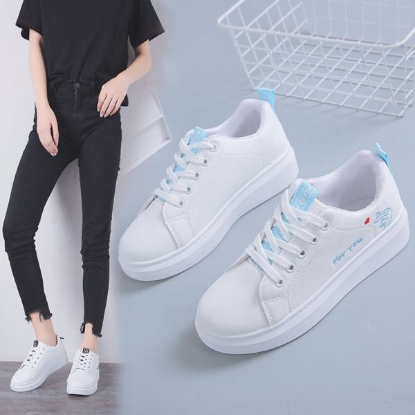 Νέο μοντέλο γυναικεία αθλητικά παπούτσια με επιγραφή και επίπεδη σόλα σε λευκό χρώμα