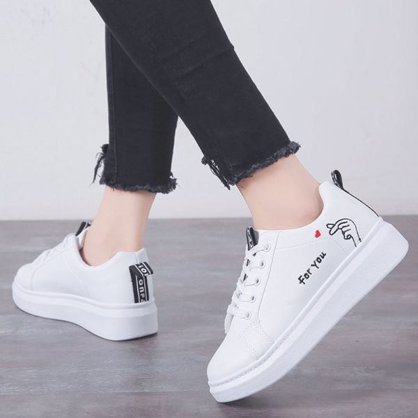 Νέο μοντέλο γυναικεία αθλητικά παπούτσια με επιγραφή και επίπεδη σόλα σε λευκό χρώμα