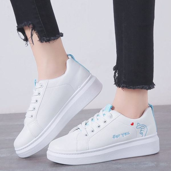 Νέο μοντέλο γυναικεία αθλητικά παπούτσια με επιγραφή και επίπεδη σόλα σε λευκό χρώμα