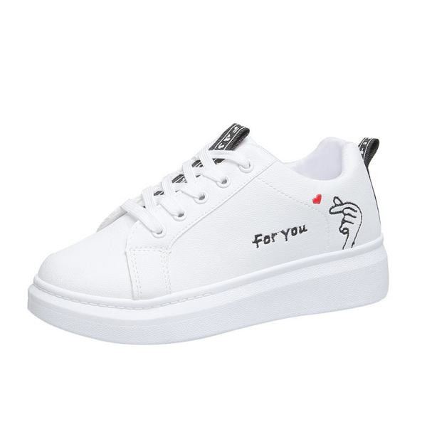 Νέο μοντέλο γυναικεία αθλητικά παπούτσια με επιγραφή και επίπεδη σόλα σε λευκό χρώμα