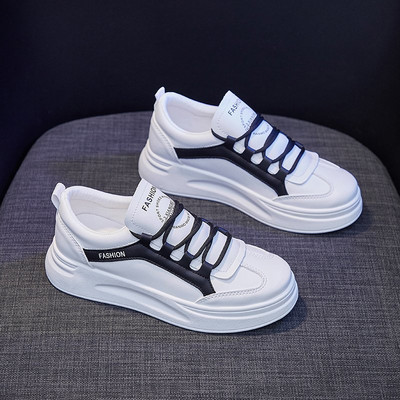 Γυναικεία αθλητικά παπούτσια από οικολογικό δέρμα με κορδόνια και επιγραφές