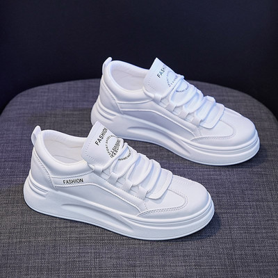 Γυναικεία αθλητικά παπούτσια από οικολογικό δέρμα με κορδόνια και επιγραφές