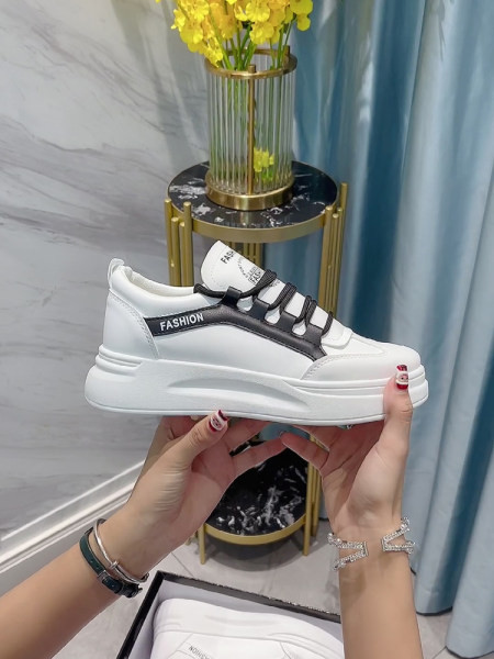 Γυναικεία αθλητικά παπούτσια από οικολογικό δέρμα με κορδόνια και επιγραφές