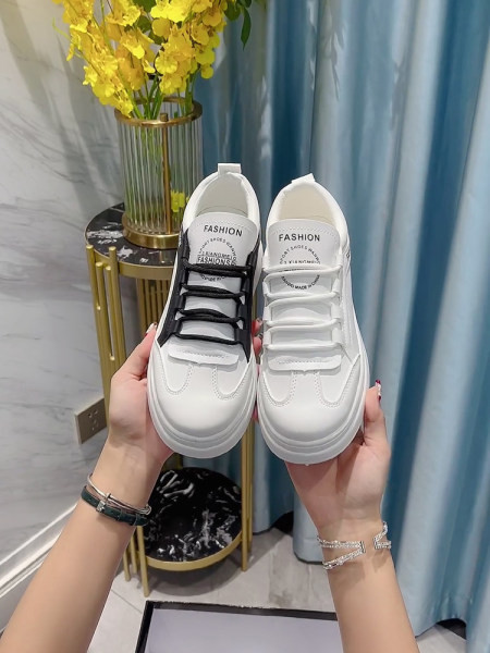 Γυναικεία αθλητικά παπούτσια από οικολογικό δέρμα με κορδόνια και επιγραφές