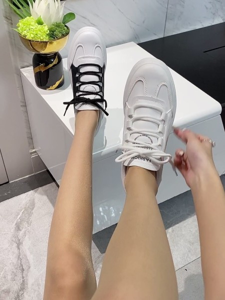 Γυναικεία αθλητικά παπούτσια από οικολογικό δέρμα με κορδόνια και επιγραφές