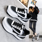 Sportlik-vabaaja naiste tossud valgete ja mustade paeltega